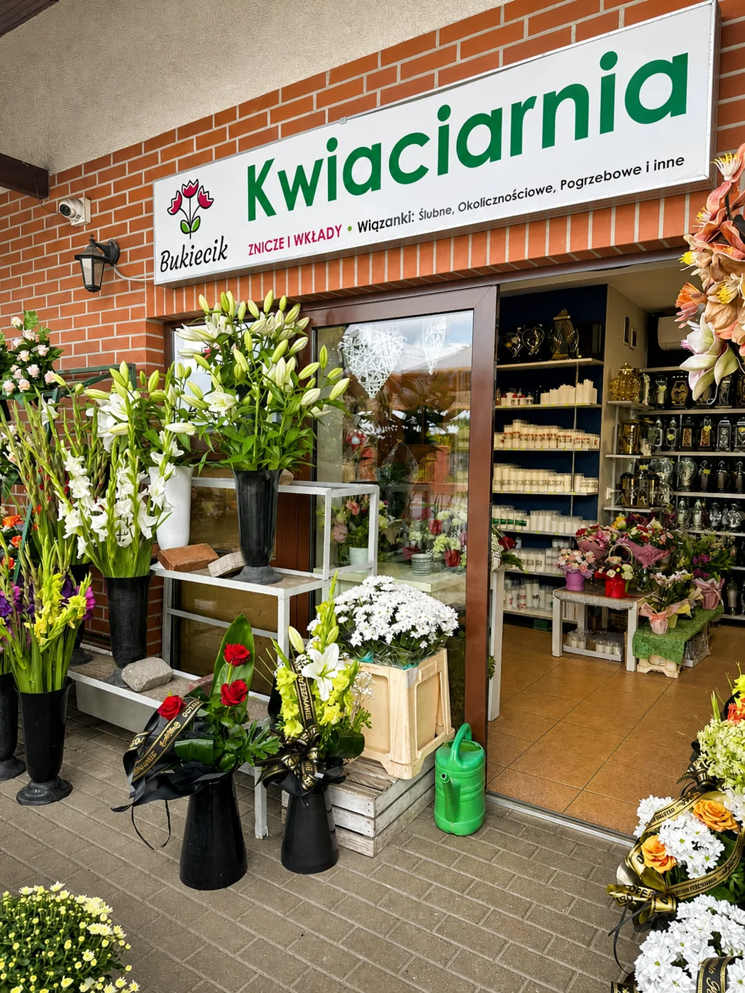 Wejście do Kwiaciarni Bukiecik przy ul. Bema 165 w Ostrowie Wielkopolskim